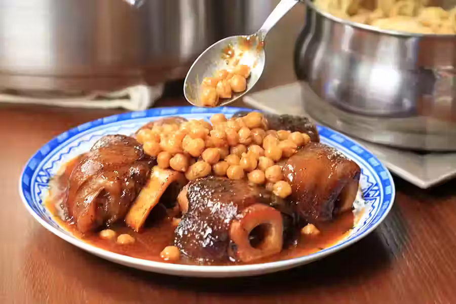 Pieds de veau en sauce &eacute;pic&eacute;e, sp&eacute;cialit&eacute; marocaine.